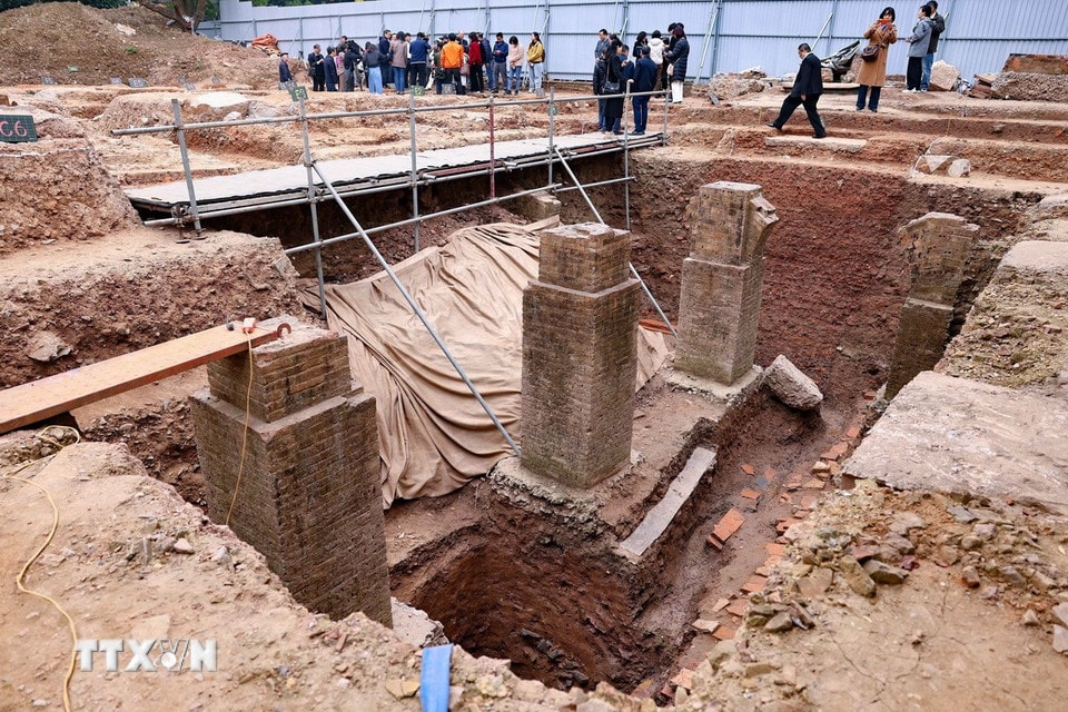 Cuộc khai quật là cơ sở khoa học có tính xác thực nhất góp phần quyết định phục vụ chiến lược phục dựng Chính điện Kính Thiên và không gian Chính điện Kính Thiên thời Lê. Cuộc khai quật cũng đáp ứng nghiêm túc các Khuyến nghị của UNESCO/ICOMOS, yêu cầu của Luật Di sản văn hóa, minh chứng rõ ràng hơn những thuộc tính cơ bản giá trị nổi bật toàn cầu của Di sản thế giới Khu Trung tâm Hoàng thành Thăng Long- Hà Nội. (Ảnh: Thanh Tùng/ TTXVN)