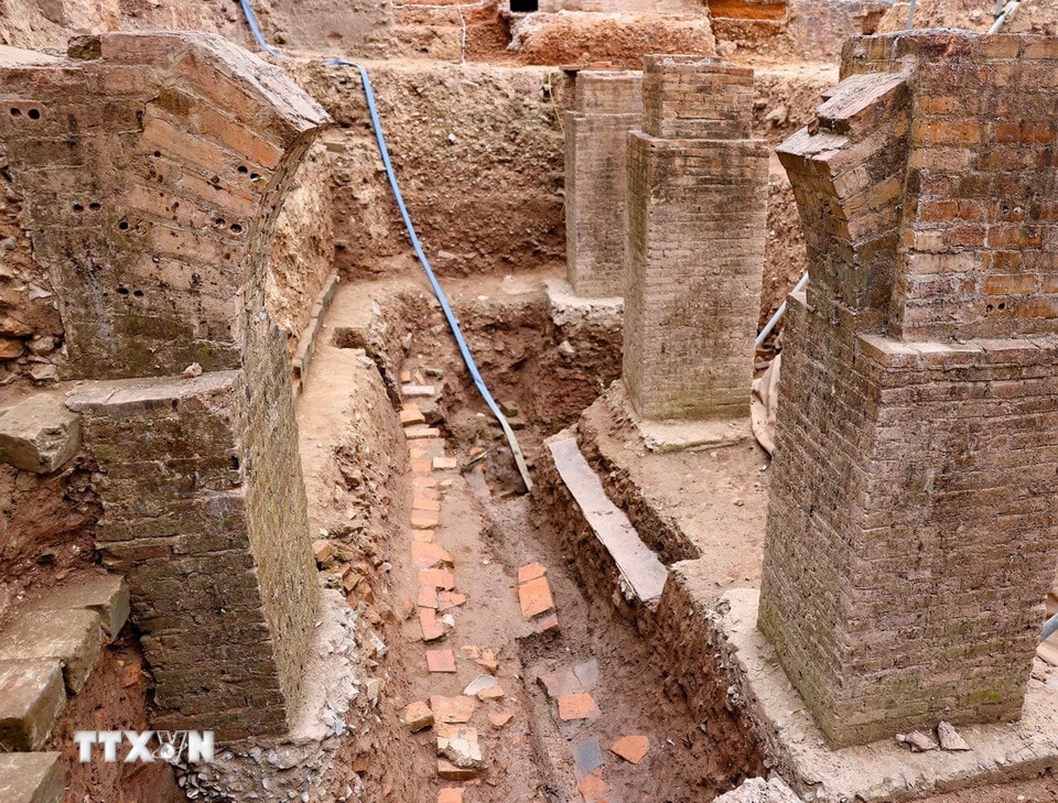 Cuộc khai quật khảo cổ học tại khu vực nền điện Kính Thiên năm 2025 đã đem lại nhiều nhận thức mới với việc phát hiện tầng văn hóa dày 6m, tiến thêm một bước quan trọng việc khẳng định vị trí, cấu trúc của nền điện Kính Thiên (thế kỷ 15-18) chồng xếp lên trên các lớp văn hóa thời Lý, thời Trần (thế kỷ 11-14), thời Tiền Thăng Long (thế kỷ 7-10) minh chứng tầm quan trọng và vị trí thiêng liêng bậc nhất của nền điện Kính Thiên đối với lịch sử-văn hóa Thăng Long nói riêng, Đại Việt nói chung trong tiến trình lịch sử văn hóa hàng nghìn năm của dân tộc. (Ảnh: Thanh Tùng/ TTXVN)