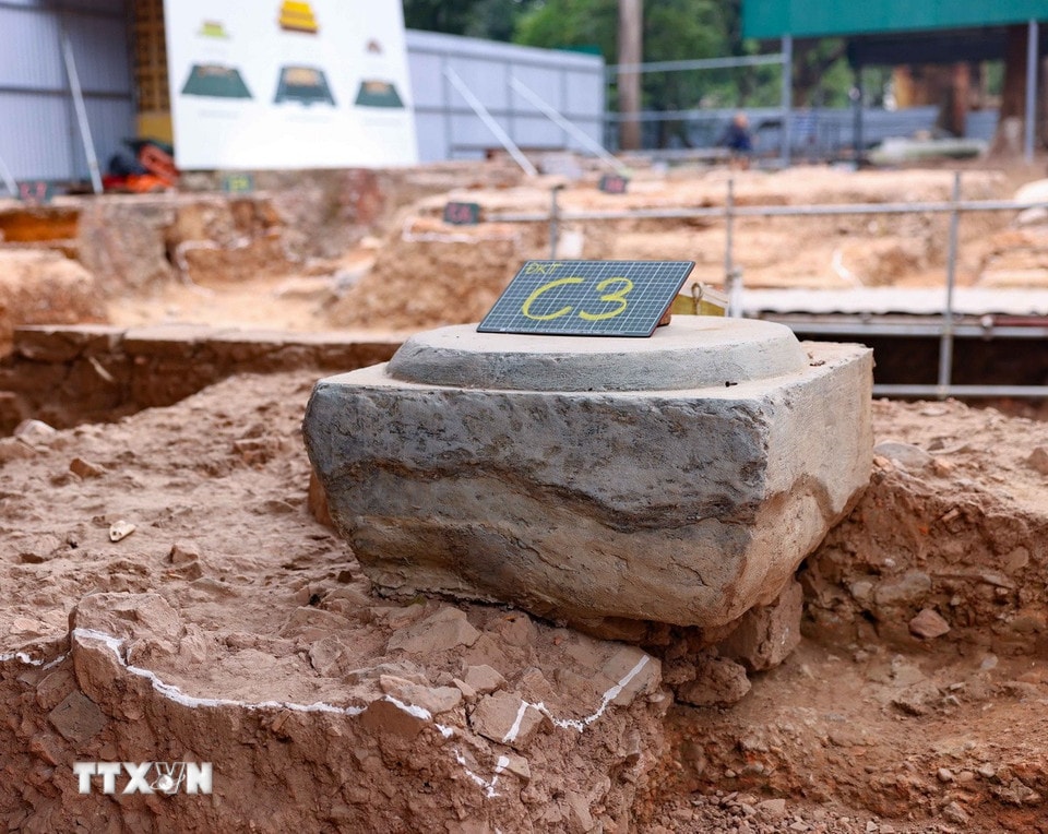 Cuộc khai quật là cơ sở khoa học có tính xác thực nhất góp phần quyết định phục vụ chiến lược phục dựng Chính điện Kính Thiên và không gian Chính điện Kính Thiên thời Lê. Cuộc khai quật cũng đáp ứng nghiêm túc các Khuyến nghị của UNESCO/ICOMOS, yêu cầu của Luật Di sản văn hóa, minh chứng rõ ràng hơn những thuộc tính cơ bản giá trị nổi bật toàn cầu của Di sản thế giới Khu Trung tâm Hoàng thành Thăng Long- Hà Nội. (Ảnh: Thanh Tùng/ TTXVN)