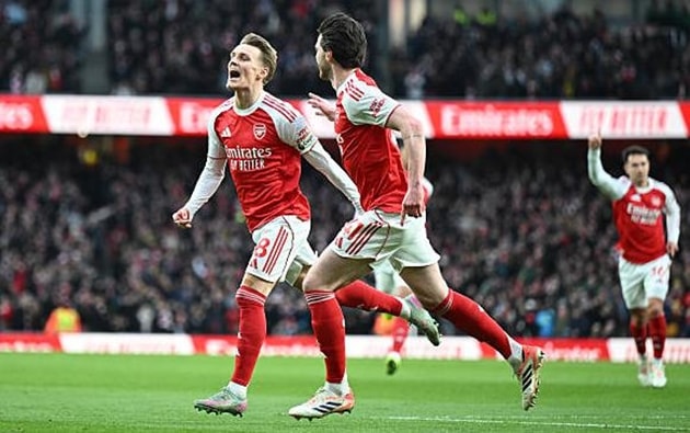 Các cầu thủ Arsenal ăn mừng chiến thắng quan trọng trước Brighton tại Ngoại hạng Anh