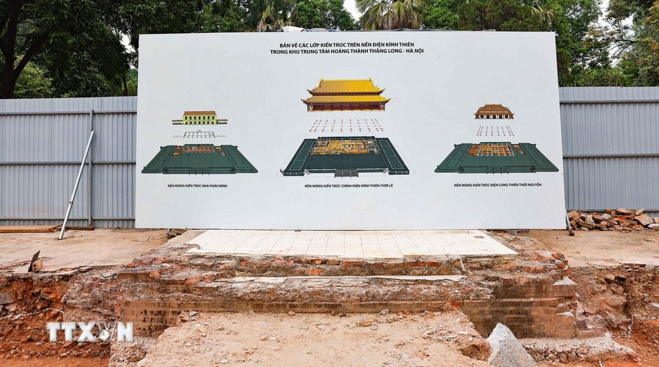 Cuộc khai quật khảo cổ học tại khu vực nền điện Kính Thiên năm 2025 đã đem lại nhiều nhận thức mới với việc phát hiện tầng văn hóa dày 6m, tiến thêm một bước quan trọng việc khẳng định vị trí, cấu trúc của nền điện Kính Thiên (thế kỷ 15-18) chồng xếp lên trên các lớp văn hóa thời Lý, thời Trần (thế kỷ 11-14), thời Tiền Thăng Long (thế kỷ 7-10) minh chứng tầm quan trọng và vị trí thiêng liêng bậc nhất của nền điện Kính Thiên đối với lịch sử-văn hóa Thăng Long nói riêng, Đại Việt nói chung trong tiến trình lịch sử văn hóa hàng nghìn năm của dân tộc. (Ảnh: Thanh Tùng/ TTXVN)