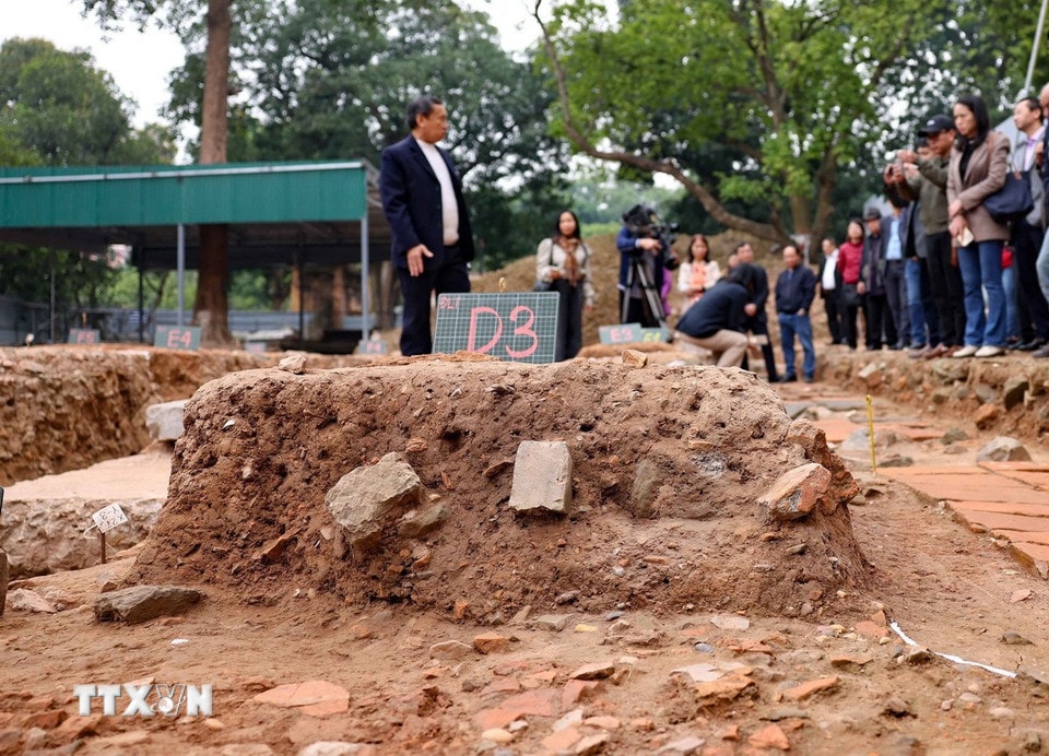 Cuộc khai quật là cơ sở khoa học có tính xác thực nhất góp phần quyết định phục vụ chiến lược phục dựng Chính điện Kính Thiên và không gian Chính điện Kính Thiên thời Lê. Cuộc khai quật cũng đáp ứng nghiêm túc các Khuyến nghị của UNESCO/ICOMOS, yêu cầu của Luật Di sản văn hóa, minh chứng rõ ràng hơn những thuộc tính cơ bản giá trị nổi bật toàn cầu của Di sản thế giới Khu Trung tâm Hoàng thành Thăng Long-Hà Nội. (Ảnh: Thanh Tùng/ TTXVN)