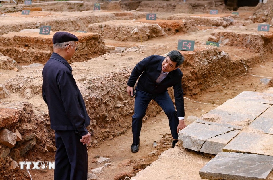 Cuộc khai quật đã làm sáng tỏ quy mô và nền móng kiến trúc Chính điện Kính Thiên thời Lê, điện Long Thiên thời Nguyễn và lần đầu tiên phát hiện dấu tích văn hóa thời Lý, Trần, Tiền Thăng Long ở đây. (Ảnh: Thanh Tùng/TTXVN)