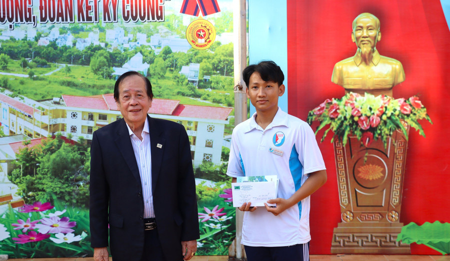 Lương Văn Lan nhận học bổng từ lãnh đạo Trường Đại học Cửu Long. nhung-hoc-tro-khong-chiu-thua-so-phan-2.jpg