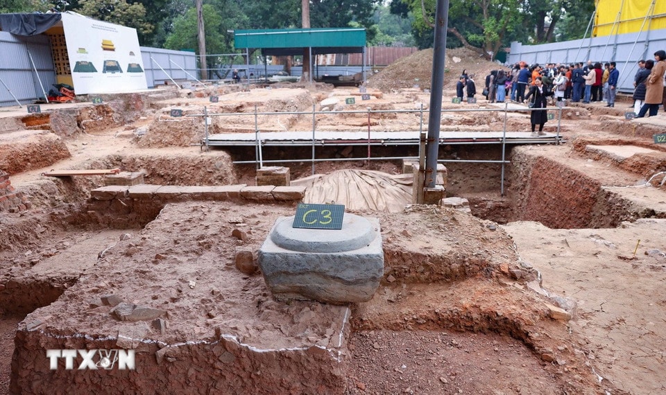 Cuộc khai quật khảo cổ học tại khu vực nền điện Kính Thiên năm 2025 đã đem lại nhiều nhận thức mới với việc phát hiện tầng văn hóa dày 6m, tiến thêm một bước quan trọng việc khẳng định vị trí, cấu trúc của nền điện Kính Thiên (thế kỷ 15-18) chồng xếp lên trên các lớp văn hóa thời Lý, thời Trần (thế kỷ 11-14), thời Tiền Thăng Long (thế kỷ 7-10) minh chứng tầm quan trọng và vị trí thiêng liêng bậc nhất của nền điện Kính Thiên đối với lịch sử-văn hóa Thăng Long nói riêng, Đại Việt nói chung trong tiến trình lịch sử văn hóa hàng nghìn năm của dân tộc. (Ảnh: Thanh Tùng/TTXVN)