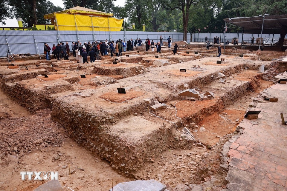 Cuộc khai quật là cơ sở khoa học có tính xác thực nhất góp phần quyết định phục vụ chiến lược phục dựng Chính điện Kính Thiên và không gian Chính điện Kính Thiên thời Lê. Cuộc khai quật cũng đáp ứng nghiêm túc các Khuyến nghị của UNESCO/ICOMOS, yêu cầu của Luật Di sản văn hóa, minh chứng rõ ràng hơn những thuộc tính cơ bản giá trị nổi bật toàn cầu của Di sản thế giới Khu Trung tâm Hoàng thành Thăng Long-Hà Nội. (Ảnh: Thanh Tùng/ TTXVN)
