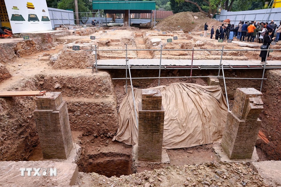 Cuộc khai quật đã làm sáng tỏ quy mô và nền móng kiến trúc Chính điện Kính Thiên thời Lê, điện Long Thiên thời Nguyễn và lần đầu tiên phát hiện dấu tích văn hóa thời Lý, Trần, Tiền Thăng Long ở đây. (Ảnh: Thanh Tùng/TTXVN)