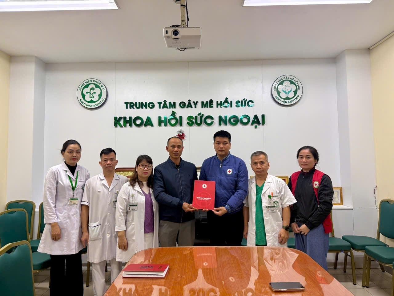 Trao hỗ trợ đối với gia đình nạn nhân. Ảnh: CTĐ