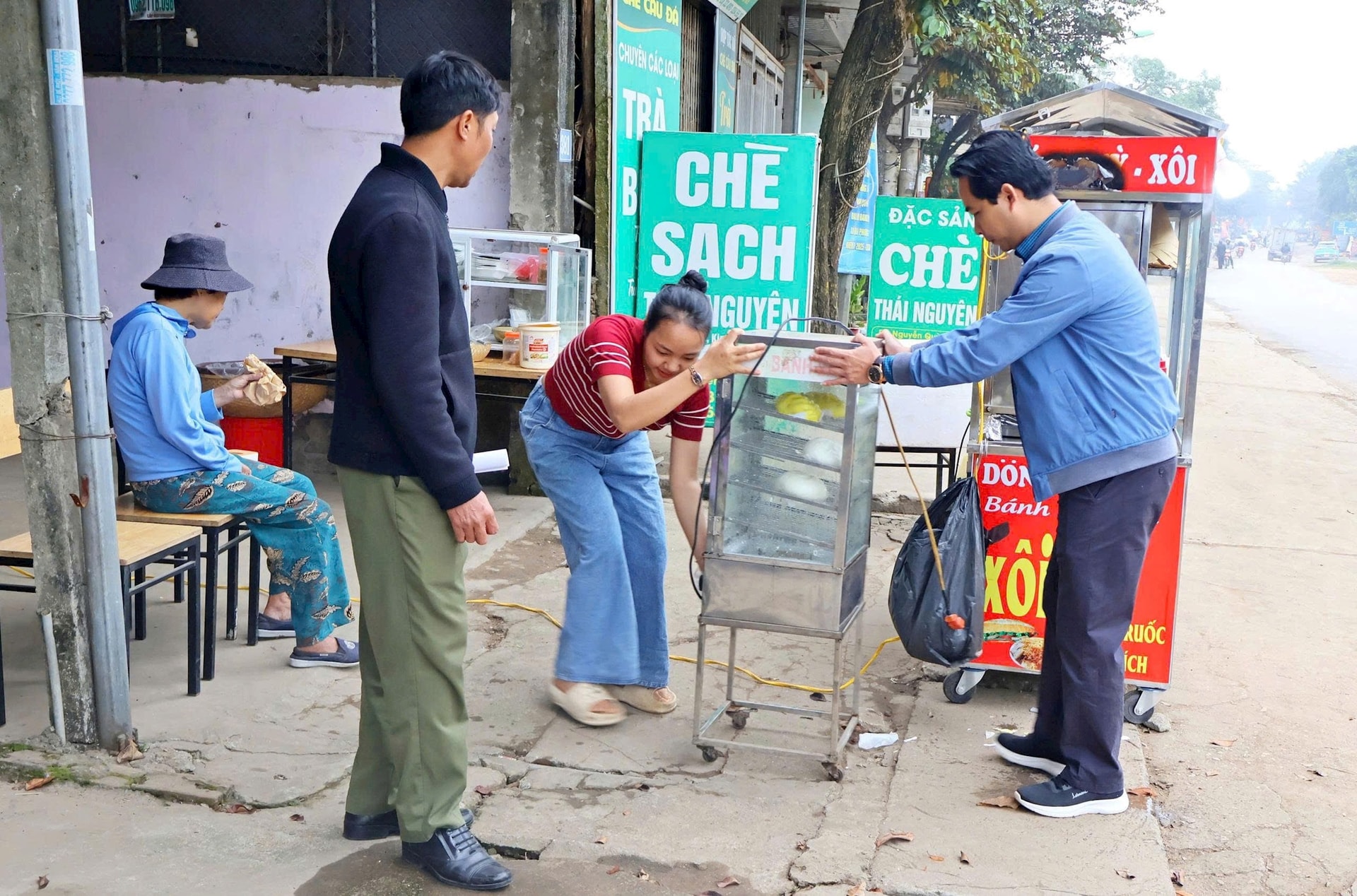 Các lực lượng đã đồng loạt ra quân lập lại trật tự đô thị. Ảnh: Hoàng Phương
