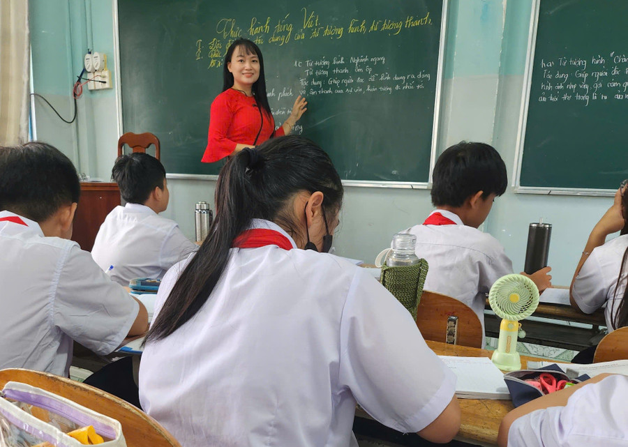 Cô giáo Nhung say sưa trong giờ giảng. Ảnh: NVCC gieo-hat-tinh-yeu-van-chuong-voi-hoc-tro-3.jpg