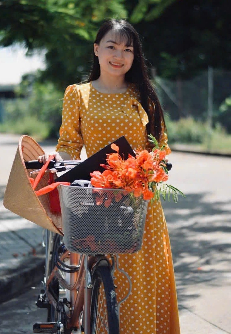 Cô giáo Nhung trong phút thảnh thơi trên sân trường. Ảnh: NVCC gieo-hat-tinh-yeu-van-chuong-voi-hoc-tro-1.jpg