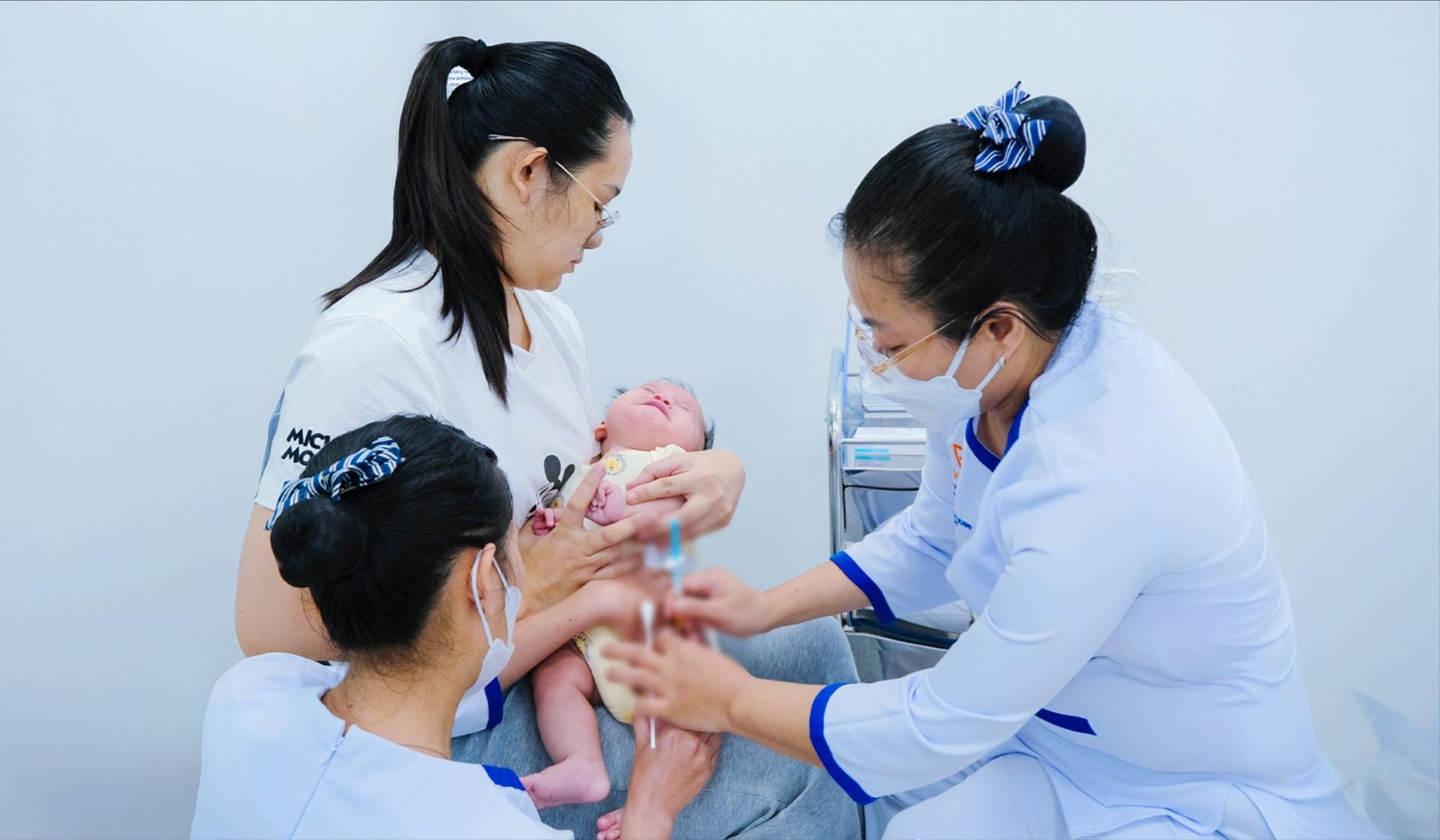 Việc bổ sung vaccine phế cầu và HPV vào Chương trình Tiêm chủng mở rộng góp phần tăng bao phủ miễn dịch, phòng ngừa bệnh nguy hiểm cho trẻ em và phụ nữ ngay từ sớm. Ảnh: VNVC