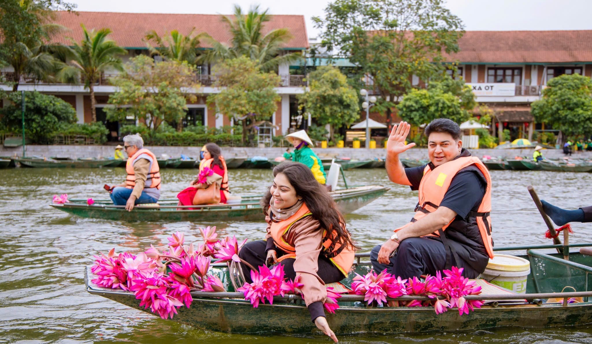 Du khách Ấn Độ thích thú trải nghiệm không gian non nước hữu tình tại Khu du lịch Tam Cốc-Bích Động. Ảnh: BNB