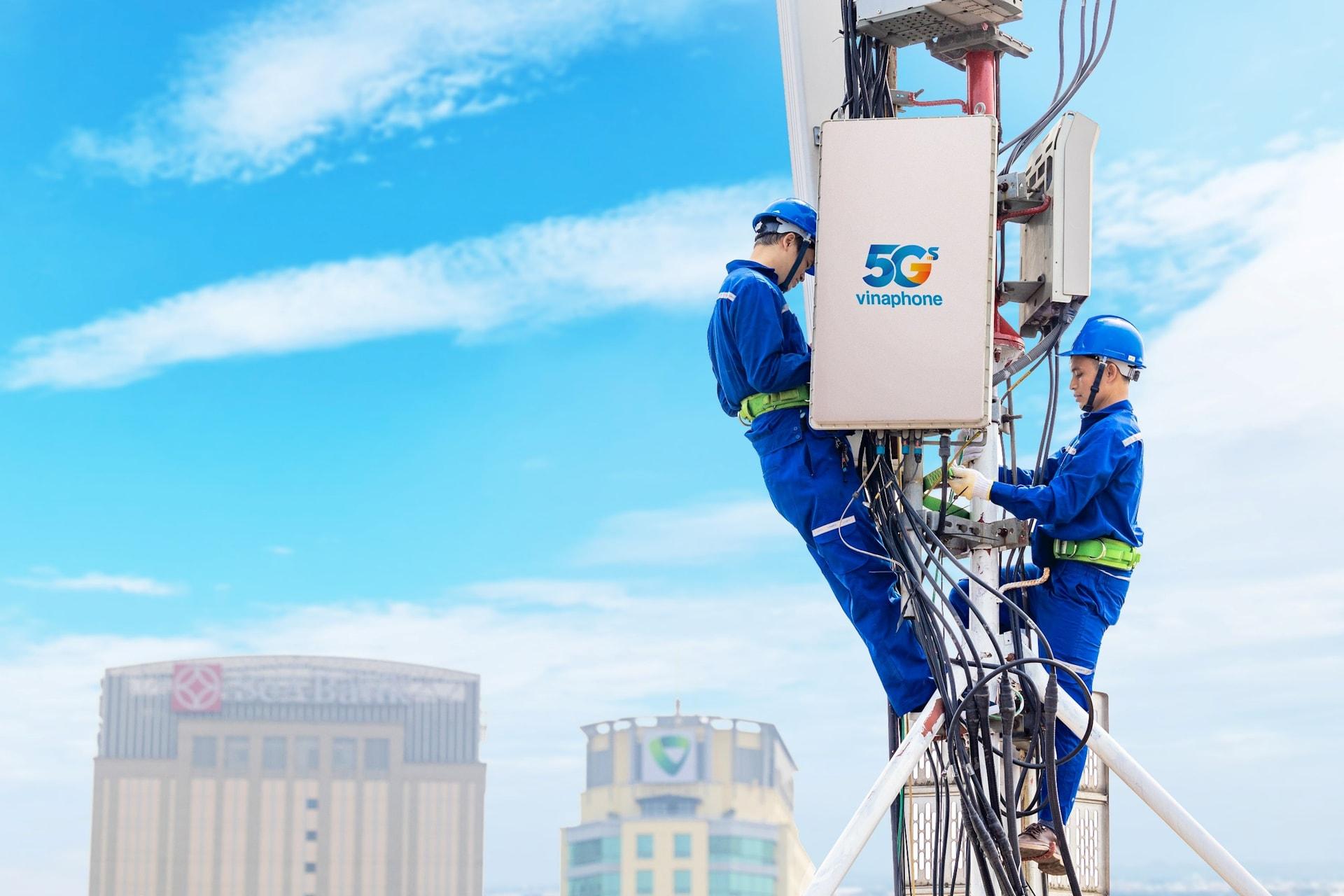 Kỹ thuật VNPT triển khai lắp đặt mạng 5G tại Hà Nội. Ảnh: VNPT
