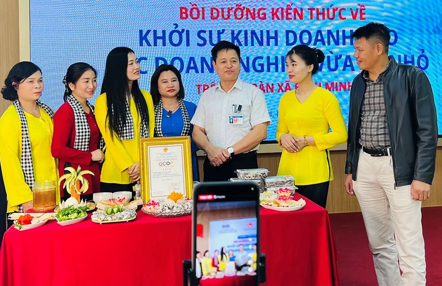 Người dân và hộ sản xuất kinh doanh tại xã Bình Minh tập huấn livestream bán hàng. Ảnh: Ngọc Ánh