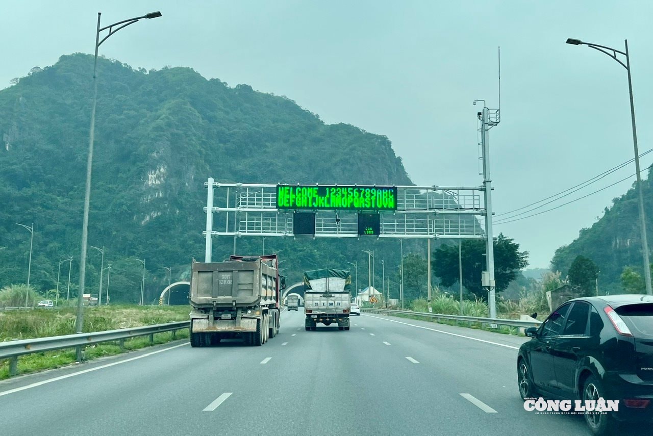 Hệ thống điều hành giao thông thông minh (ITS) và trạm thu phí trên cao tốc Bắc - Nam phía Đông cũng đang được thi