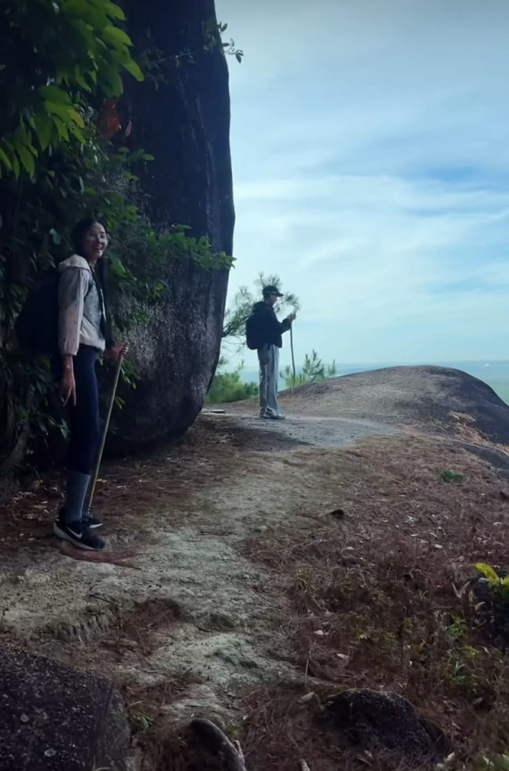 Hoàng Thùy vượt qua những cung đường trekking dốc cao đầy thử thách