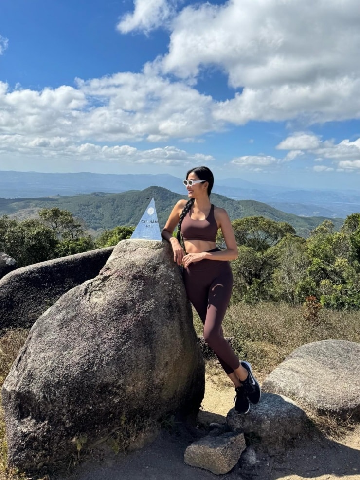 Hoàng Thùy trong chuyến trekking chinh phục đỉnh núi Chư Nâm tại Pleiku