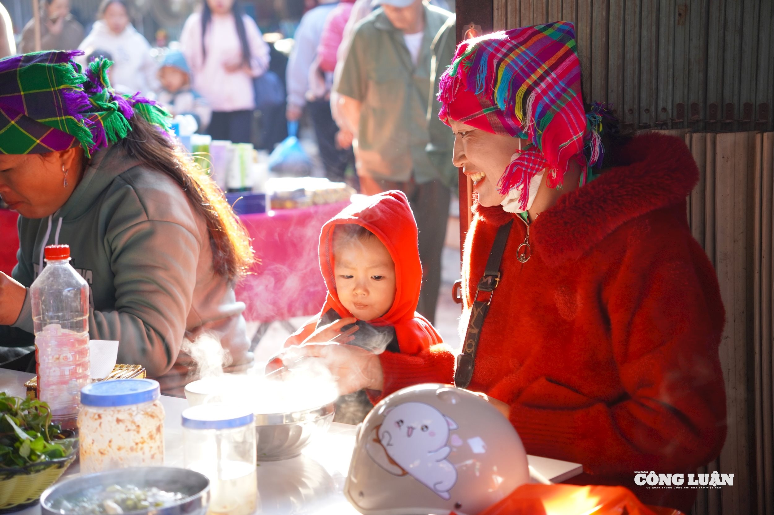 Giữa không gian chợ phiên rộn ràng, những gian hàng ăn uống nghi ngút khói với phở, mèn mén, rượu ngô,... nồng nàn níu chân người qua lại, nơi hơi ấm lan tỏa trong tiết trời se lạnh vùng cao.