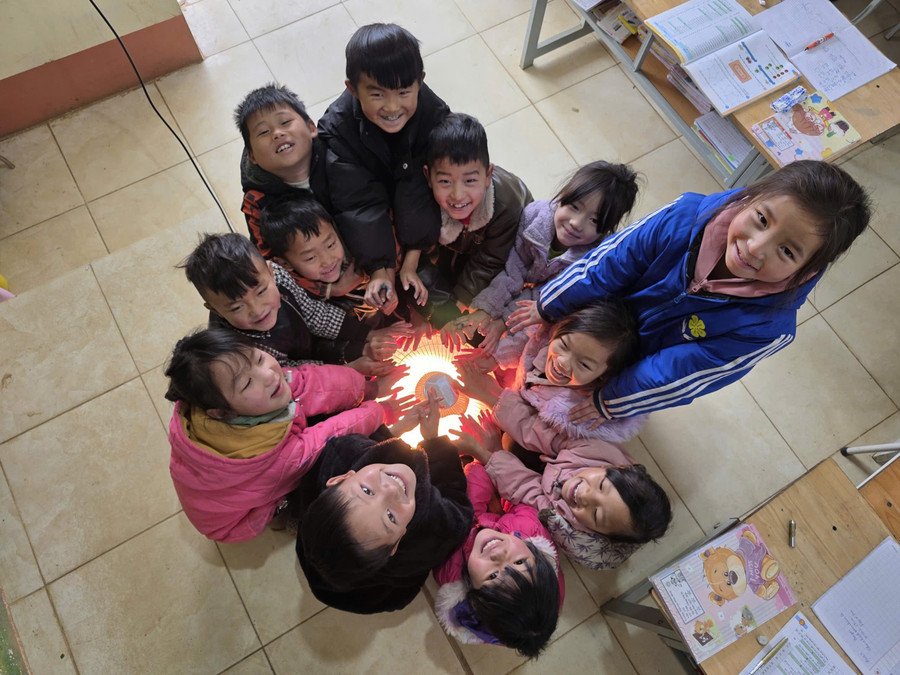 Học sinh Sa Pa quây quần quanh đèn sưởi trong giờ ra chơi tại lớp.