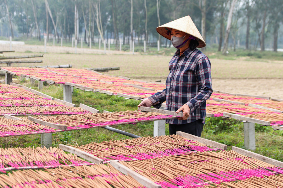 Nghề làm hương mang lại thu nhập cho nhiều gia đình xã Đông Lộc. img-1770.jpg