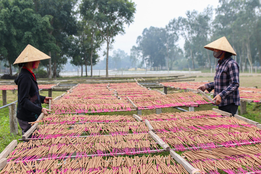 Hương được phơi trên giá tre, để ở nơi thoáng mát, sạch sẽ. img-1773.jpg