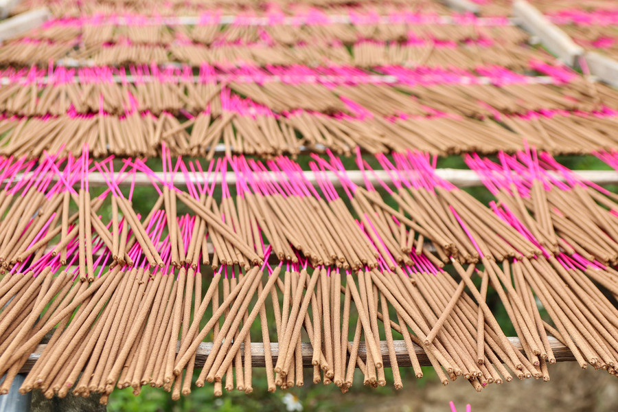 Hương của làng nghề Tây Lân được khách hàng trong và ngoài nước ưa chuộng. img-1750.jpg