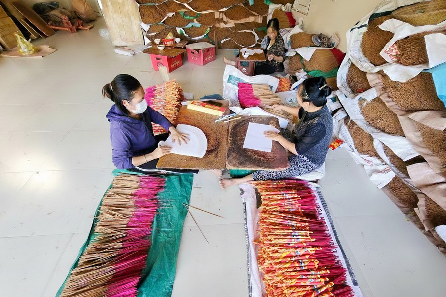 Cơ sở sản xuất hương ở Tây Lân tất bật vào vụ Tết. 1767926560424.png
