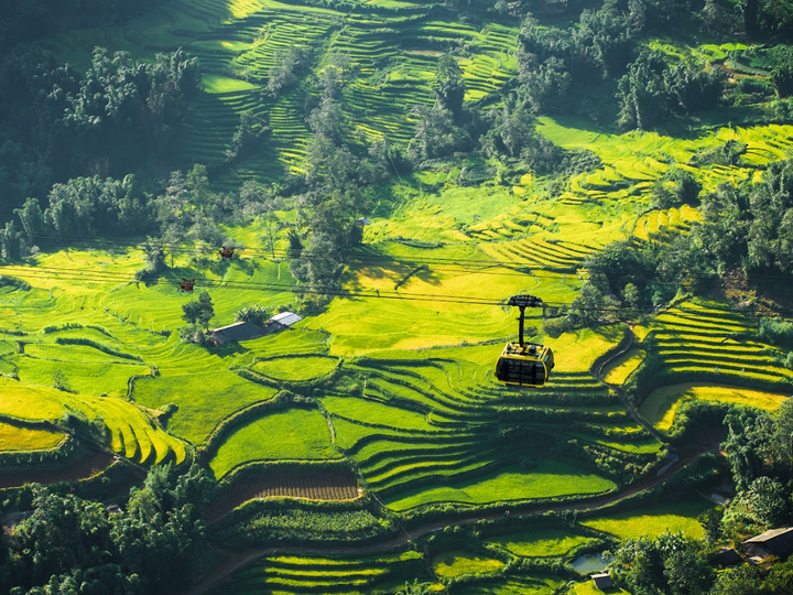 Cáp treo Fansipan đưa du khách qua khung cảnh thiên nhiên ngoạn mục của Sa Pa