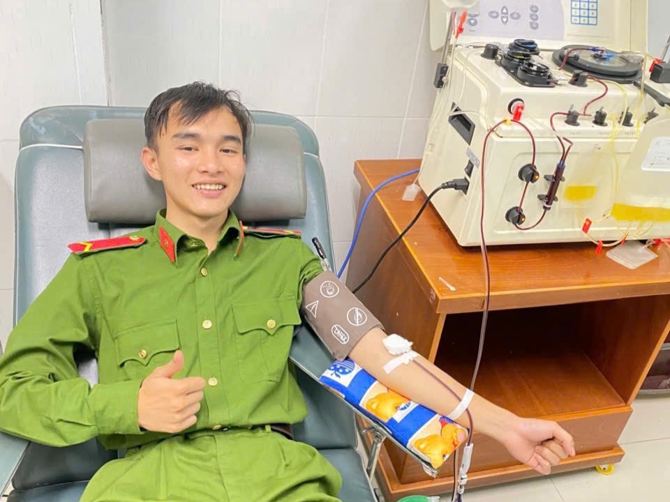 Binh nhất Phạm Đức Mạnh hiến tiểu cầu cấp cứu bệnh nhân