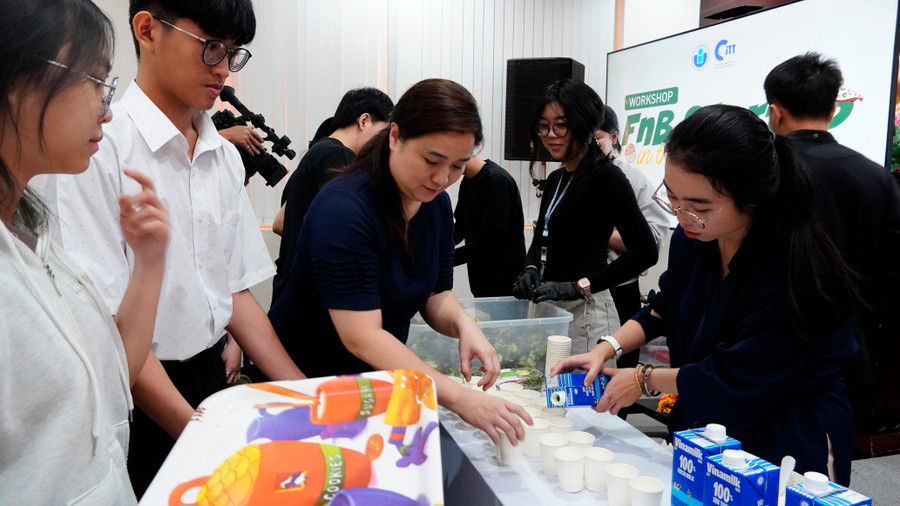 Sinh viên thử chế biến, trình bày món ăn, trải nghiệm hoạt động ngành FnB. Ảnh: N.N