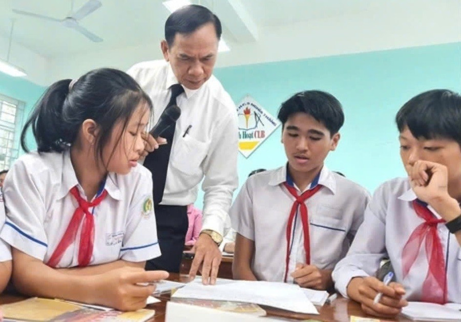 Thầy, trò Trường THCS Nghĩa Thắng (Trà Giang, Quảng Ngãi). Ảnh: NTCC