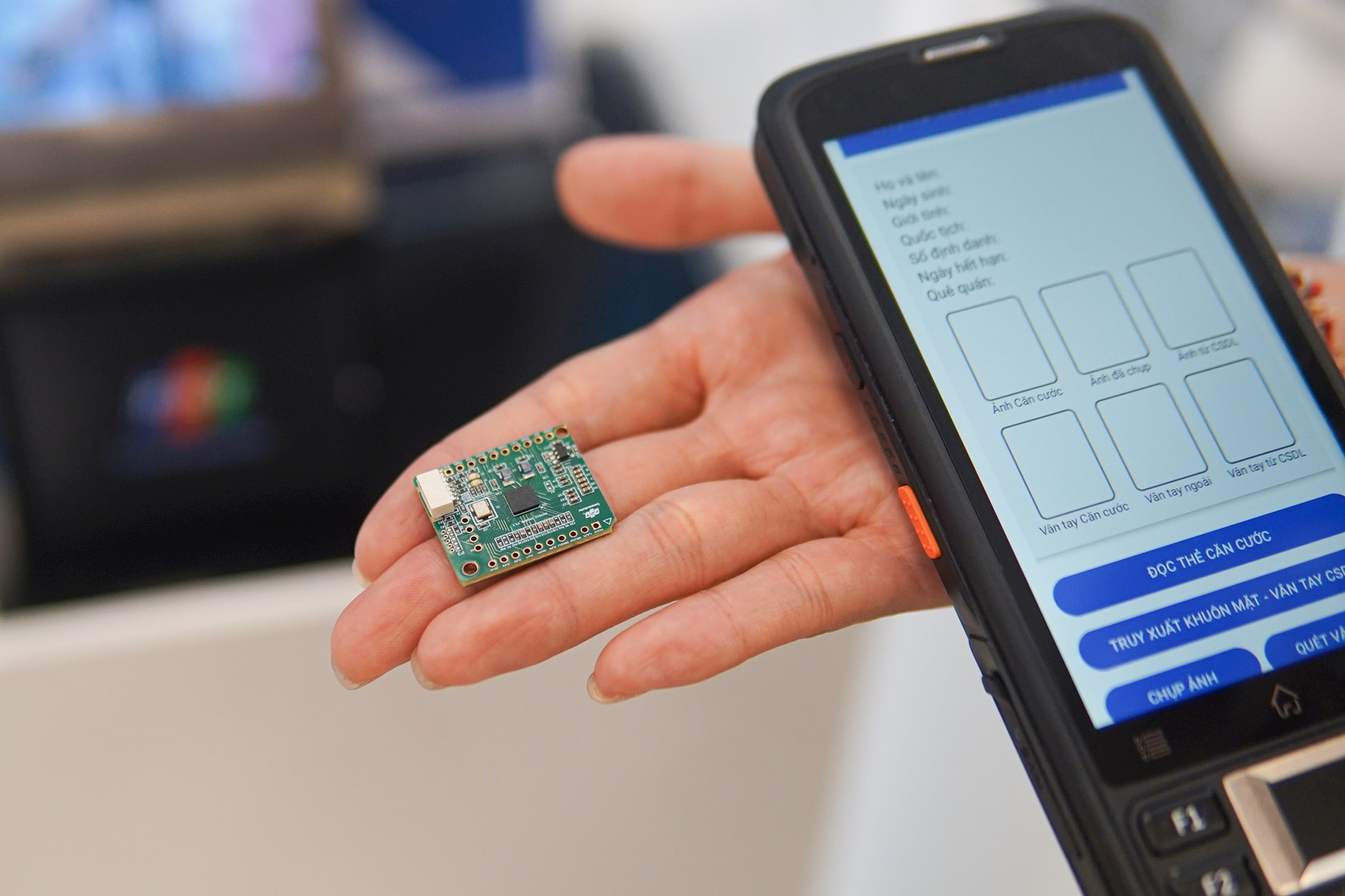 chip-ban-dan-san-pham-cong-nghe-tai-trien-lam-doi-moi-sang-tao-viie-2025-thang-10.2025.-anh.-luu-quy.jpg