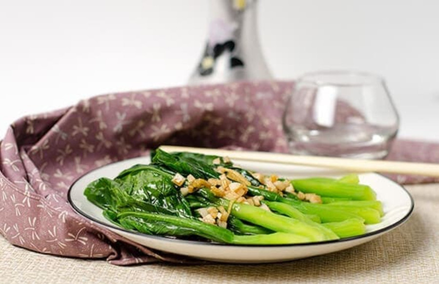 Nhiều bệnh nhân loãng xương lầm tưởng rằng điều trị bằng thuốc là tất cả những gì cần làm để phòng và chữa bệnh, mà bỏ qua tác động của chế độ ăn uống không hợp lý. (Ảnh: ITN)