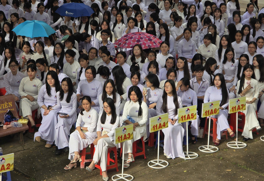 Lần đầu có học sinh Trường THPT Hoàng Diệu đạt giải học sinh giỏi Quốc gia môn Lịch sử là động lực rất lớn cho các học sinh. z7262015472233-e8cd5cd5930101932498a8a905b48bbc-7008.jpg