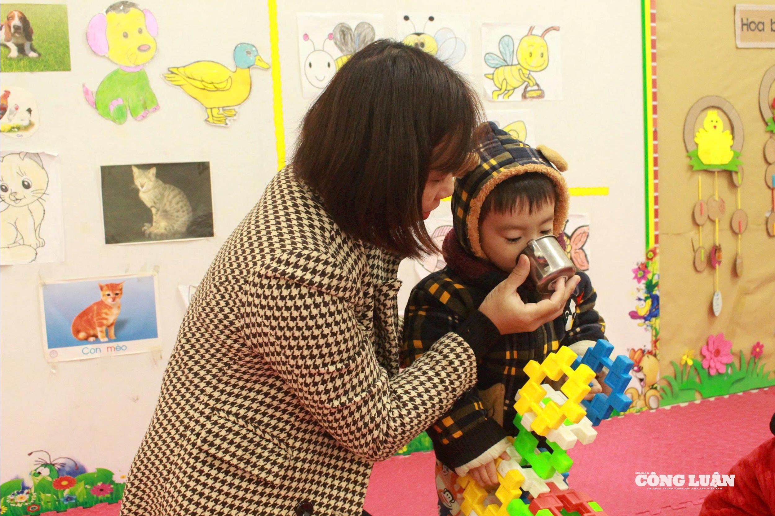 Giáo viên chú trọng bảo vệ sức khỏe học sinh.