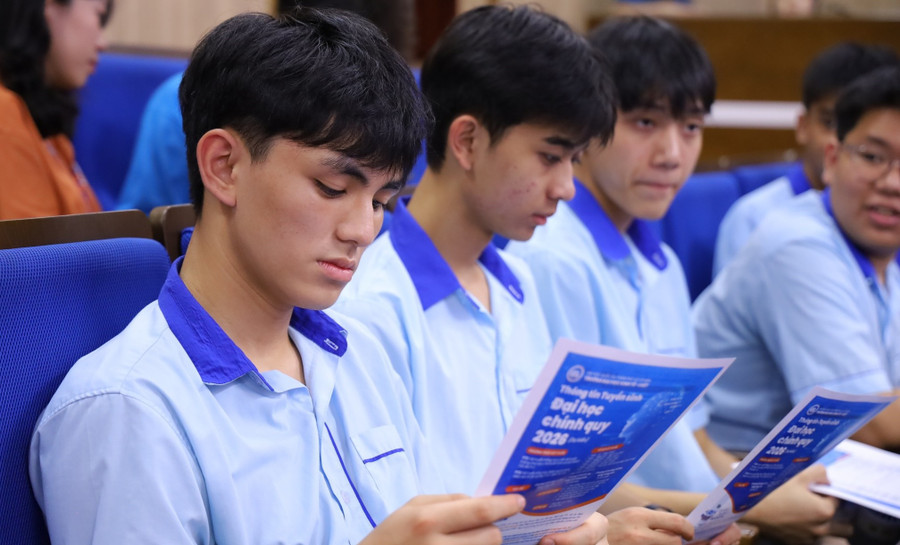 Học sinh Trường THPT Chi Lăng (Gia Lai) tìm hiểu thông tin tuyển sinh tại Trường Đại học Kinh tế - Luật (Đại học Quốc gia TPHCM), tháng 1/2026. Ảnh: UEL tuyen-sinh-dai-hoc-nam-2026-2.jpg