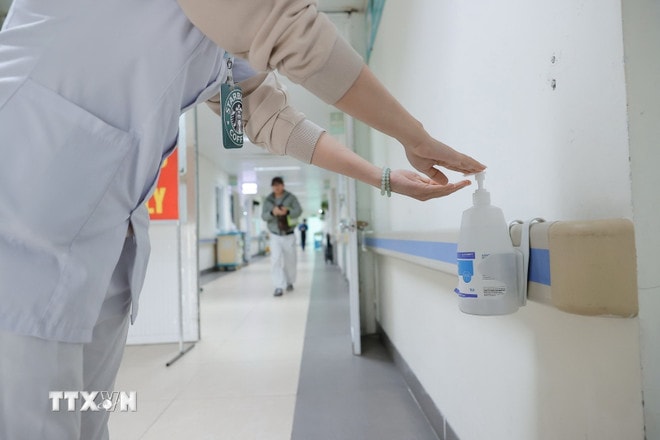 Phòng chống lây nhiễm tại bệnh viện. (Ảnh: Minh Quyết/TTXVN) ttxvn-virus-nipah-8556195.jpg