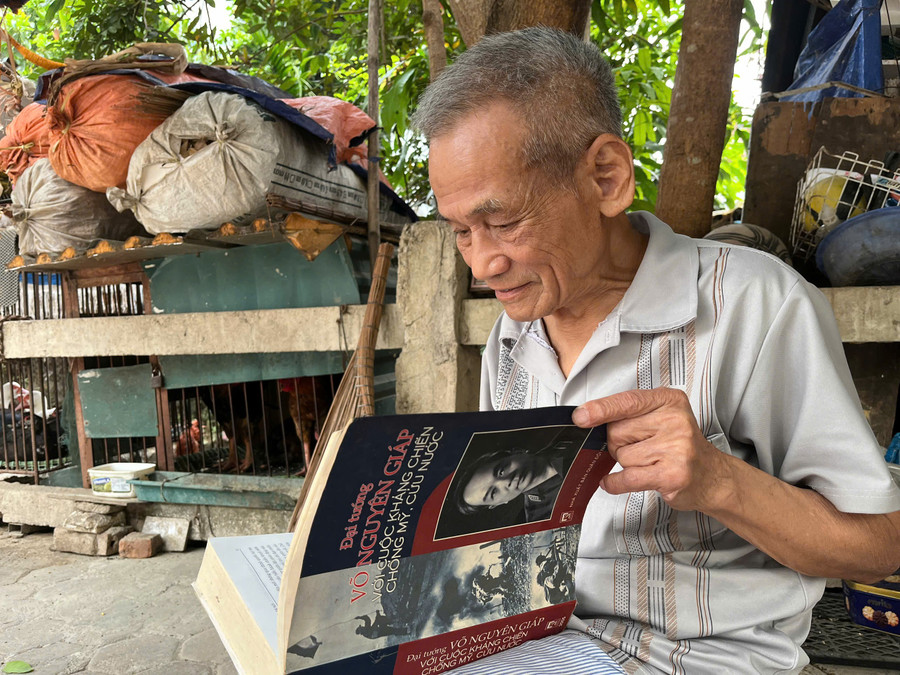 Những khi rảnh rỗi, ông Thuật làm bạn với trang sách. nguoi-thay-cua-nui-1.jpg