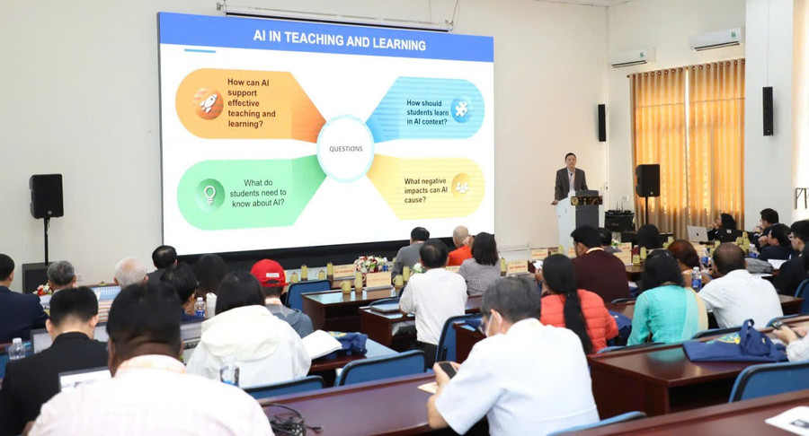 Diễn giả trình bày báo cáo tại phiên toàn thể của Hội thảo. hoi-thao-giao-duc-a-au-lan-thu-9.jpg