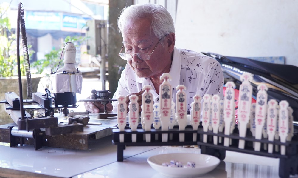 Giữ nghề làm xăm hường, lan tỏa văn hóa Tết xưa - ảnh 1