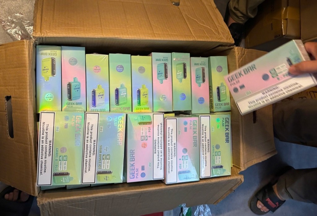 Các sản phẩm gồm thuốc lá điện tử dùng một lần, máy hút thuốc lá điện tử, tinh dầu, linh kiện thay thế và túi nicotine, được đóng gói trong 140 thùng carton, cùng nhiều thiết bị điện tử, tài liệu, dữ liệu phục vụ hoạt động kinh doanh. Ảnh: CATP