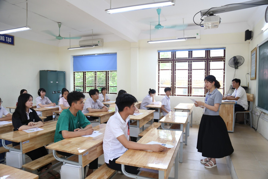 Cán bộ làm thi phổ biến các quy định liên quan kỳ thi (ảnh Tư liệu).