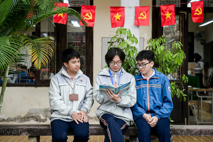 Đoàn Thái Minh (ở giữa) trao đổi cùng các bạn trong đội tuyển. thu-khoa-quoc-gia-doan-thai-minh-1.jpg