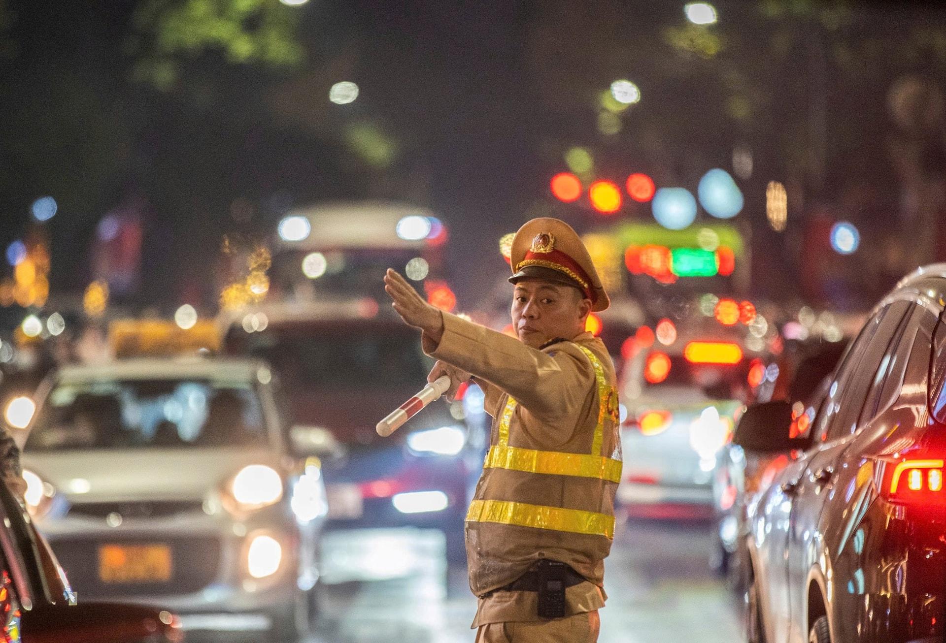 Lực lượng Cảnh sát giao thông Thủ đô giữ nhịp giao thông thông suốt trong đêm giao thừa. Ảnh: TK