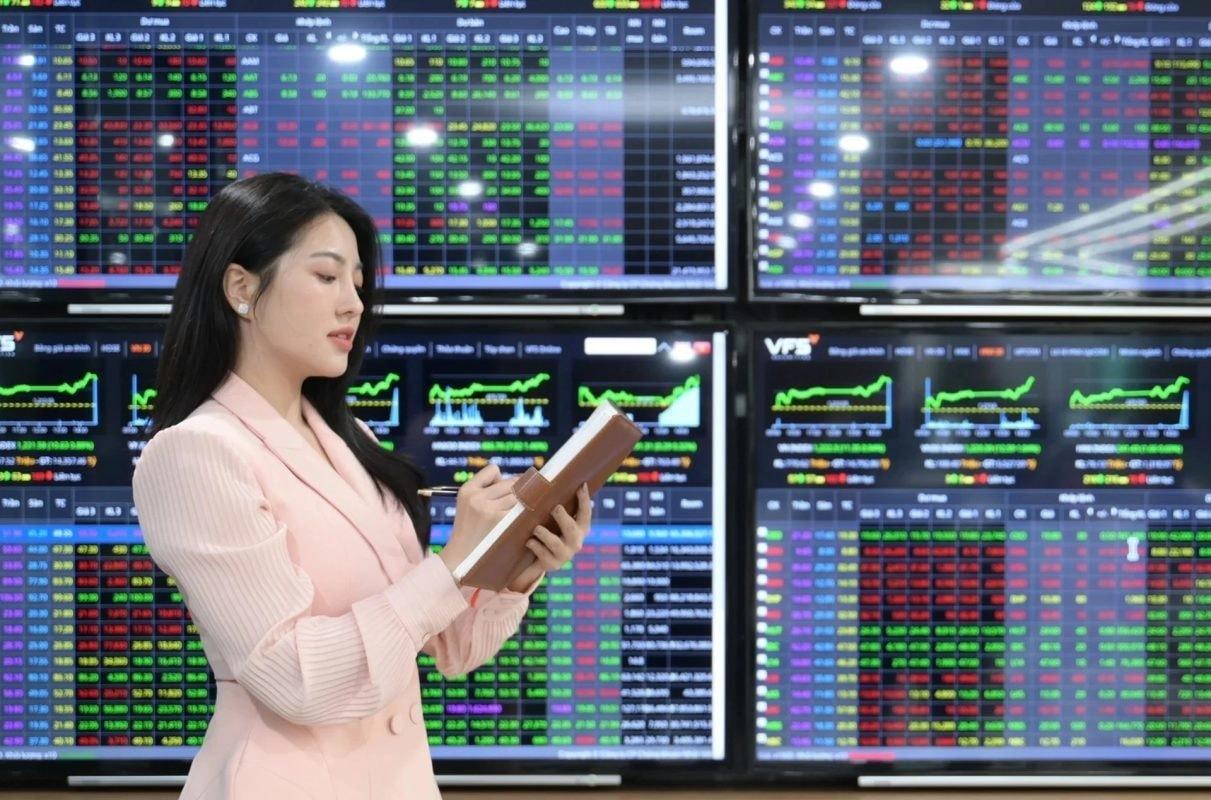 Chứng khoán hôm nay 3/2/2026 ghi nhận VN-Index đảo chiều tăng gần 7 điểm với nhiều mã cổ phiếu tăng giá. Ảnh: TL.