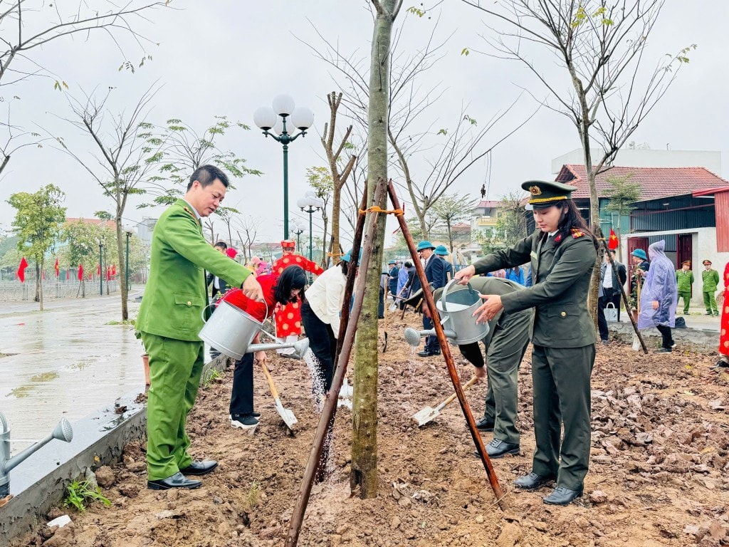 Cán bộ, lực lượng vũ trang tham gia trồng cây tại xã Nam Phù (Ảnh: Phương Xuyến)