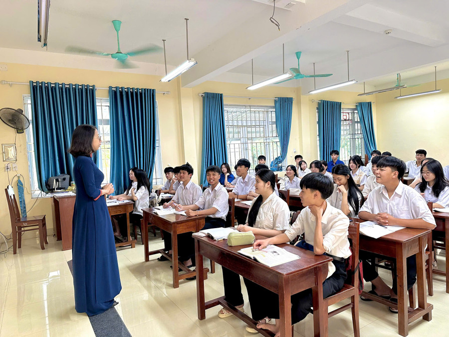 Cô Phạm Nguyễn Trang Ngân - giáo viên Trường THPT A Lưới (TP Huế) và học trò trong giờ học.