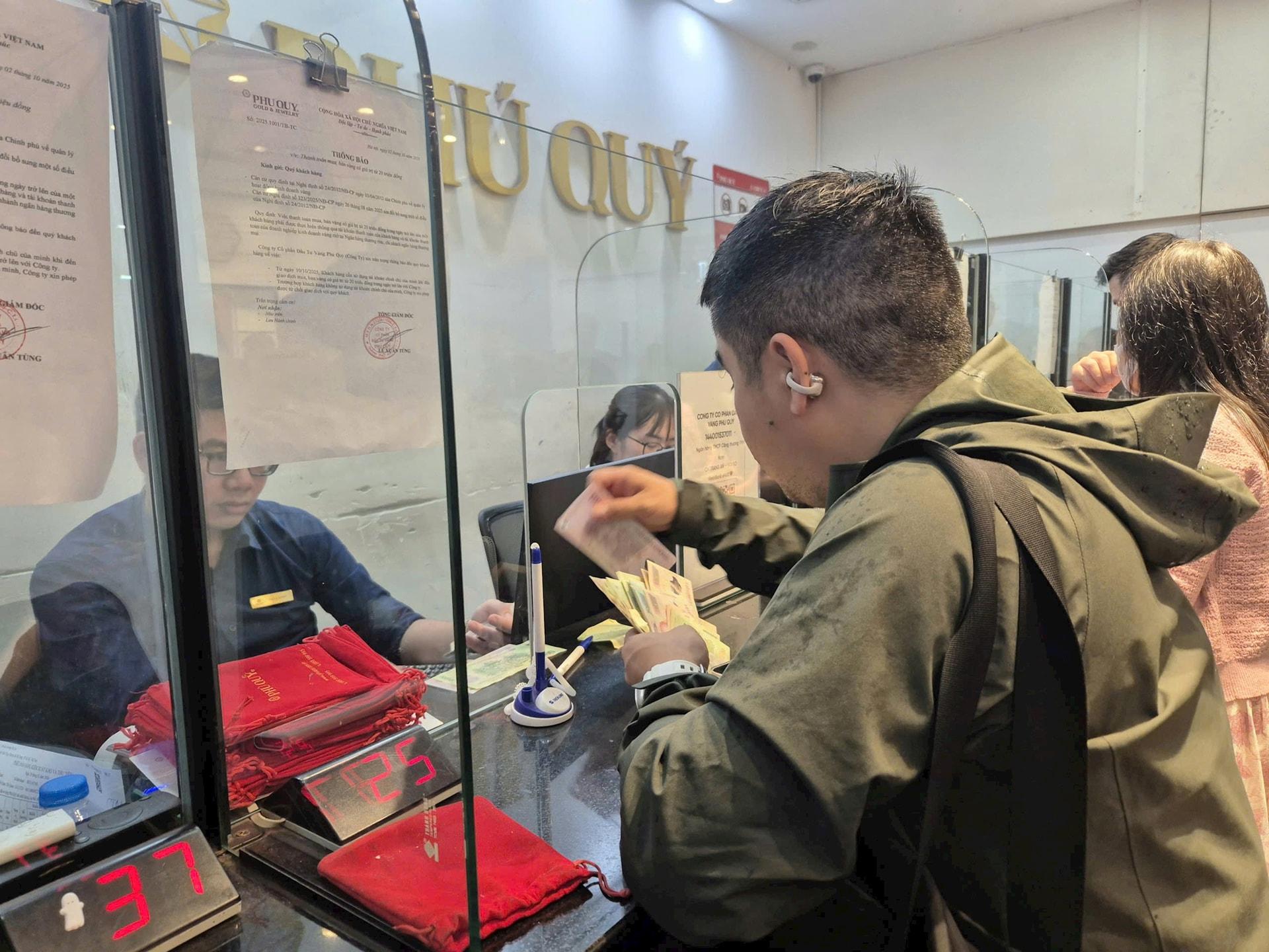 Giá vàng hầu như không biến động trong sáng 27-2. Ảnh: H.T