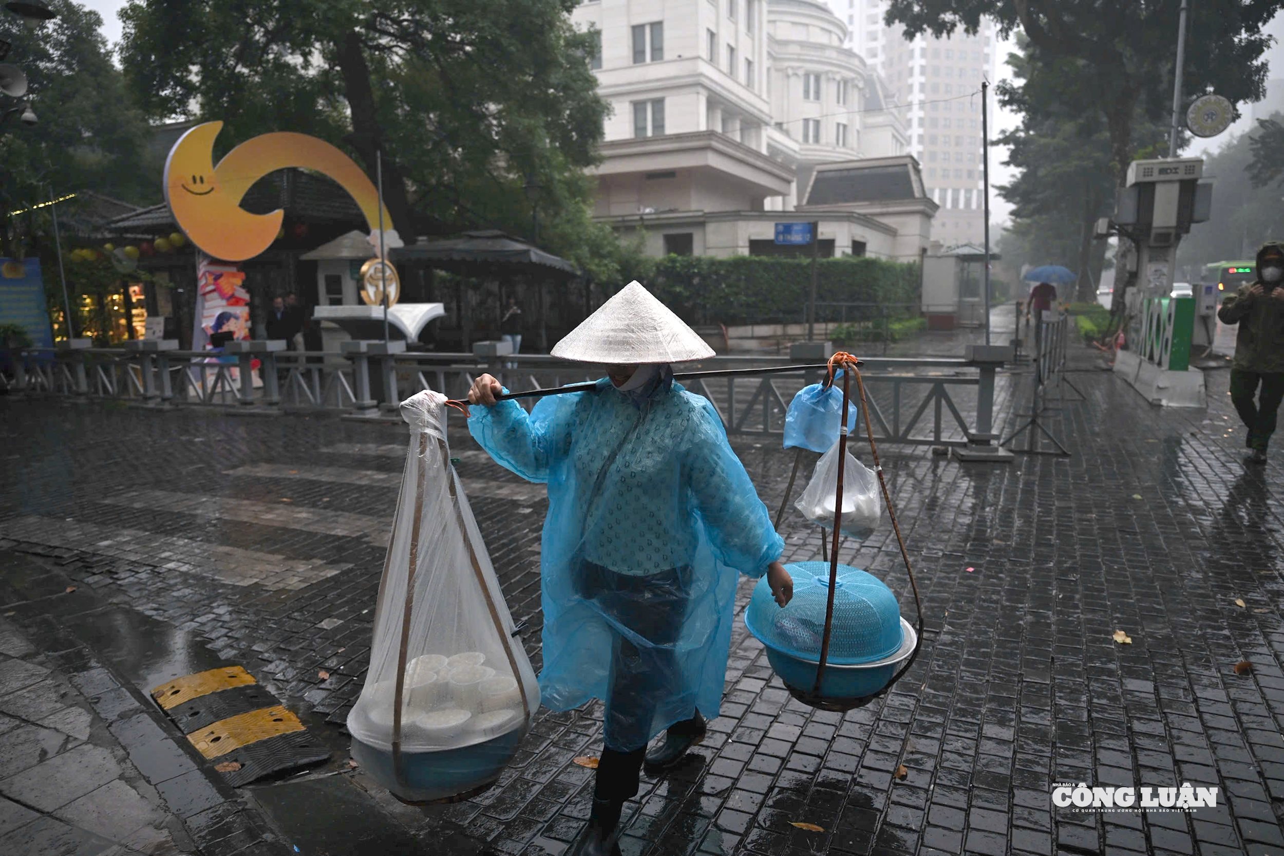 Mặc dù không khí lạnh kèm mưa xuất hiện từ sáng 13/12, thế nhưng chất lượng không khí Hà Nội vẫn chưa đươcải thiện rõ rệt.